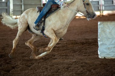 At ve binici varil yarış bir ülke Rodeo Avustralya'da yakın çekim