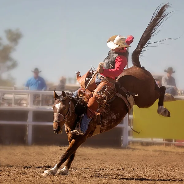 Kowboj Jeździ Mechaniczny Koń Siodło Bronc Zdarzenia Rodeo Country — Zdjęcie stockowe