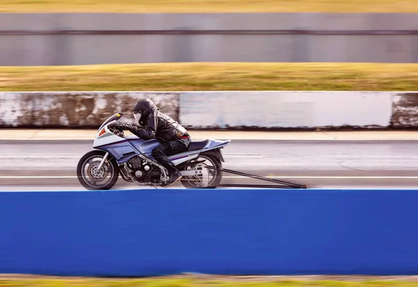 Rowerzysta Motor Racing Sposób Spełniają Przeciągnij Aby Utrzymać Prędkość Ulicy — Zdjęcie stockowe