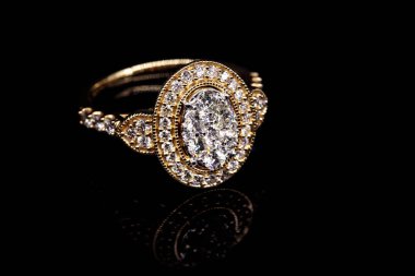 Elmas elmas içine siyah bir arka plan üzerinde izole sarı altın yüzük seti merkezi kümesi etrafında bir hale