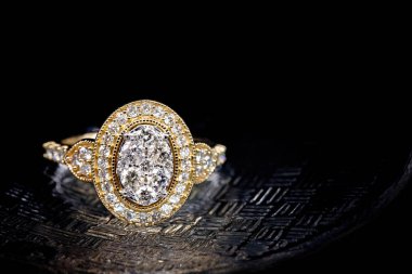 Elmas elmas içine siyah bir arka plan üzerinde izole sarı altın yüzük seti merkezi kümesi etrafında bir hale