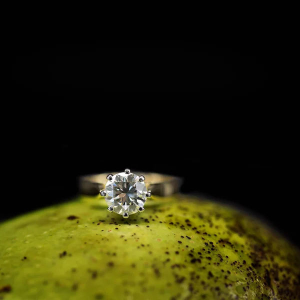 Stor Diamant Solitaire Gul Guld Ring Vilande Grön Mango Mot — Stockfoto