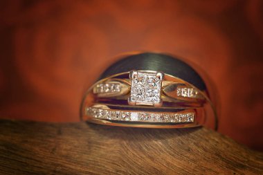 Alyans turuncu bir arka plan ile ahşap üzerine yığılmış