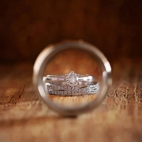 Bruid Bruiloft Verlovingsringen Gefotografeerd Door Cirkel Van Bruidegom Ring — Stockfoto