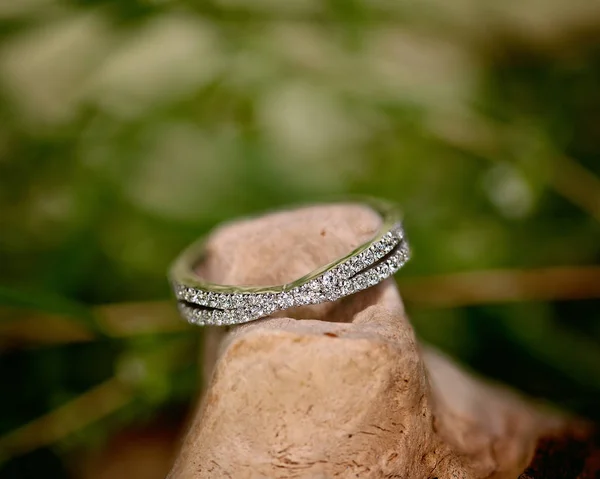 Anillo Boda Diamantes Cruz Sobre Diseño — Foto de Stock