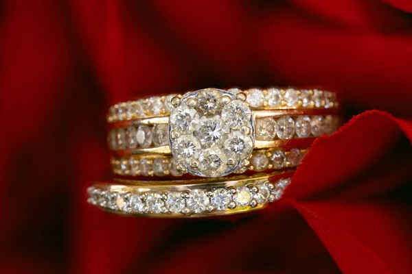 Gyémánt Esküvői Eljegyzési Gyűrűk Piros Háttéren — Stock Fotó