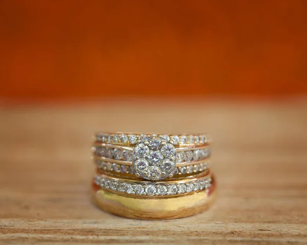 Menyasszony Vőlegény Jegygyűrűt Rakott Narancssárga Háttérrel — Stock Fotó