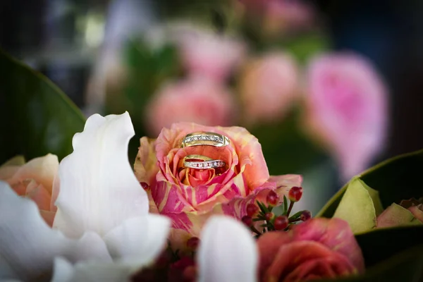 Anelli Nuziali Una Rosa Arancione Con Primo Piano Floreale Sfondo — Foto Stock
