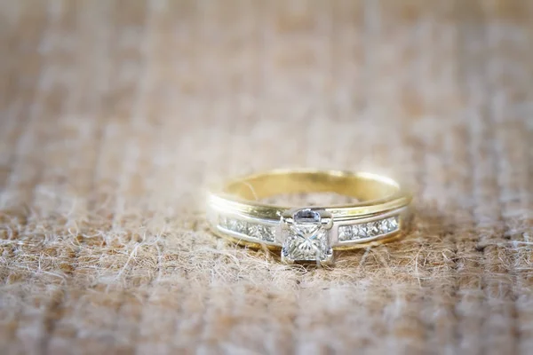 Diamond Engagement Ring Een Geborsteld Oppervlak — Stockfoto