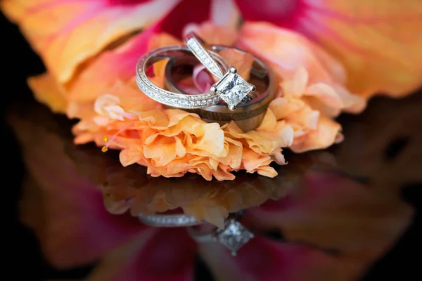 Wedding Rings Orange Hibiscus Flower Reflection Black Surface — Stock Photo, Image