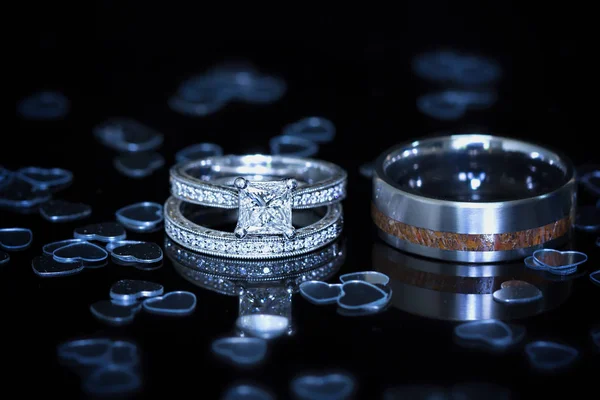 Anéis Casamento Polvilhados Com Corações Prata Fundo Preto — Fotografia de Stock