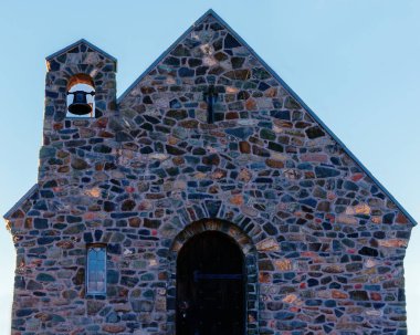 Tarihi kilise, Good Shepherd Lake Tekapo hemen önce günbatımı geç öğleden sonra Yeni Zelanda üzerinde