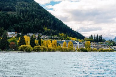 Queenstown Yeni Zelanda Lake Wakatipu sulardan görüldüğü gibi kıyı
