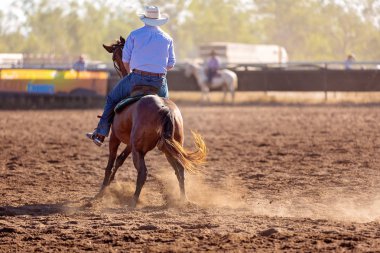 At ve kovboy rodeo tozlu arenada bir kamp taslak olay rekabet