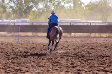 Bir at ve bir kamp taslak olay bir rodeo tozlu arenada rekabet kovboy