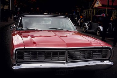 Bir Retro kırmızı Sedan araba sokakta gösteri