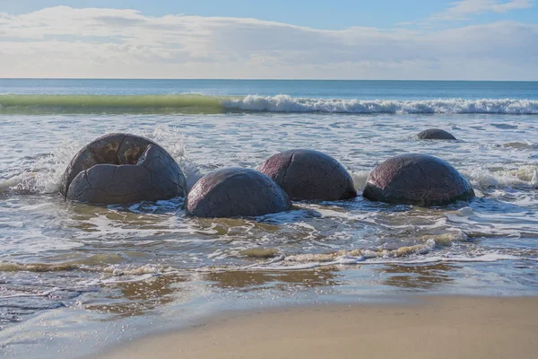 Yeni Zelanda'nın Otago kıyısındaki Moeraki Boulders