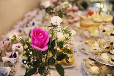 Zarif bir ikindi ile ev pişmiş gıda ve Rose Merkezi parça