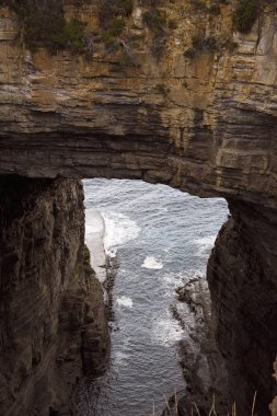 Tasmania kıyı şeridi üzerinde kayalık bir kemer