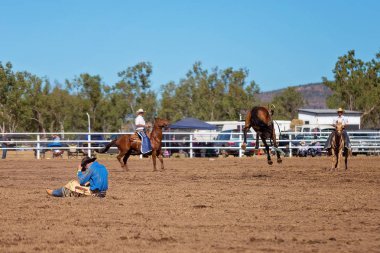 Kovboy ülke Rodeo bir yarışmada bucking bir bronco Binicilik