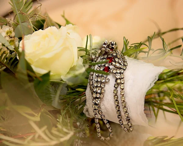 Dettaglio Sugli Steli Mazzo Sposa Fiori Gialli Decorato Con Gioielli — Foto Stock