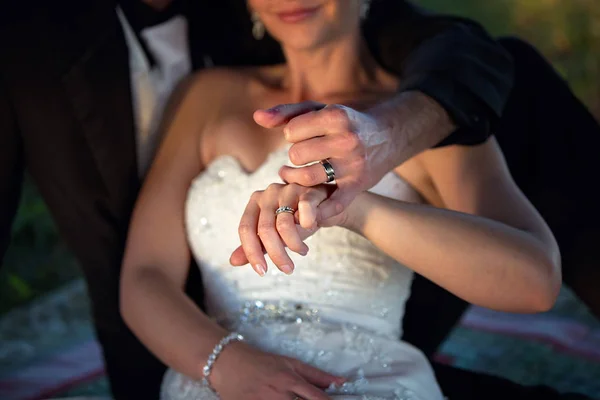 Man Vrouw Hand Hand Tijdens Huwelijksceremonie — Stockfoto