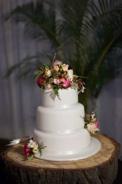 Drei Stufen Weiß Vereiste Hochzeitstorte Mit Einheimischen Blumen Dekoriert — Stockfoto