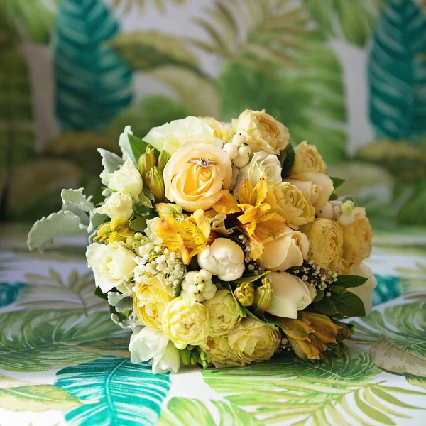 Bouquet Sposa Floreale Fiori Gialli Uno Sfondo Decorato Con Foglie — Foto Stock