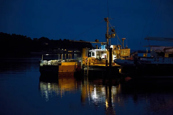 Las Luces Los Barcos Pesqueros Atracados Por Noche Puerto Reflejan — Foto de Stock