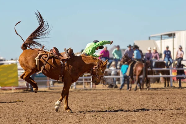 Cowboy Chevauchant Cheval Bronco Bucking Dans Une Compétition Rodéo Pays — Photo