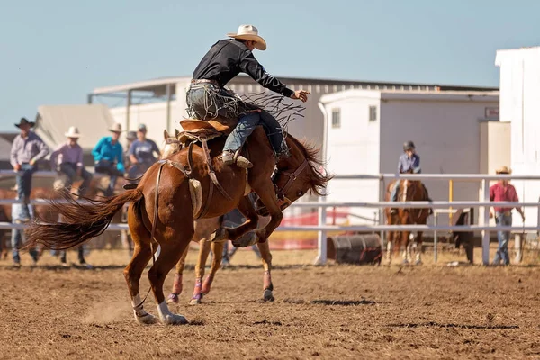 Cowboy Chevauchant Cheval Bronco Bucking Dans Une Compétition Rodéo Pays — Photo