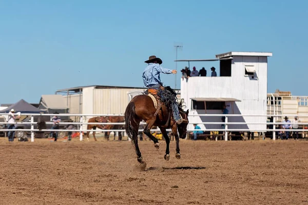 Cowboy Montando Cavalo Bronco Bucking Uma Competição Rodeio País — Fotografia de Stock