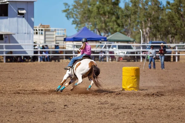 Een Cowgirl Concurreren Een Vat Competitie Racen Een Land Rodeo — Stockfoto