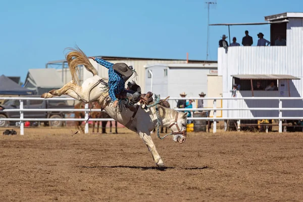 Kovboj Koni Vzpínajícího Koně Bronco Soutěži Zemi Rodeo — Stock fotografie