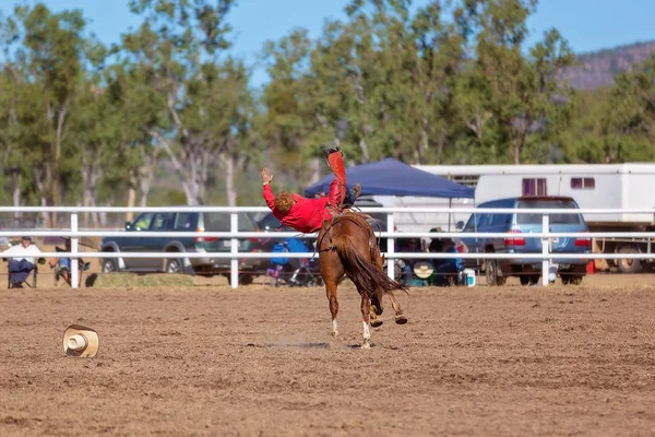 Cowboy Ridning Bucking Bronco Häst Tävling Land Rodeo — Stockfoto