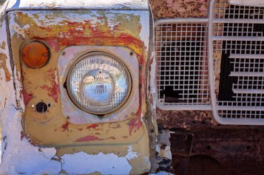 Bir far ve eski bir paslanmış ve terk edilmiş araba ızgara oluşan kapat