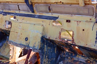 Eski bir paslanmış ve terk edilmiş araba içinin yakın çekim