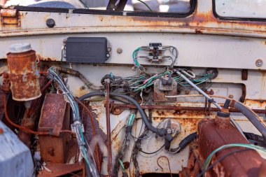 Arabadan paslı eski terk edilmiş bir kaporta altında yakın çekim