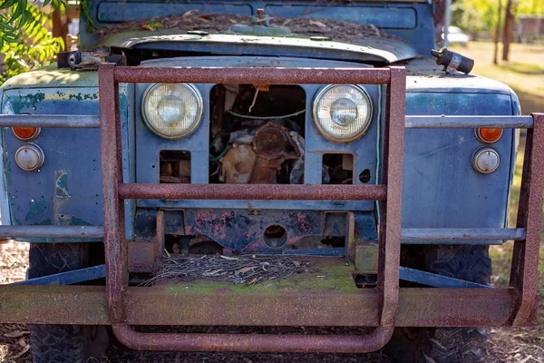 Primer Plano Parte Delantera Viejo Coche Oxidado Abandonado — Foto de Stock