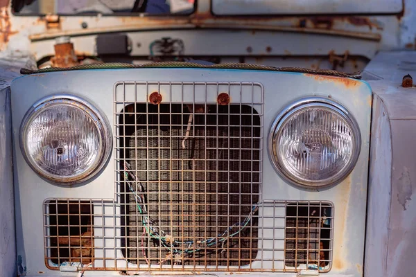 Primer Plano Parte Delantera Viejo Coche Abandonado Oxidado — Foto de Stock