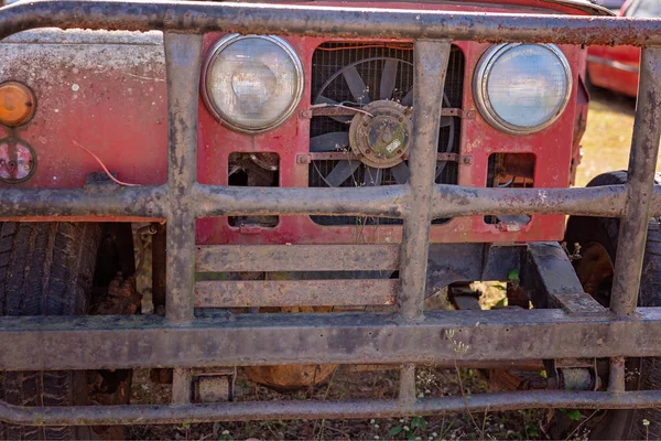 Gros Plan Sur Avant Une Vieille Voiture Abandonnée Rouillée — Photo