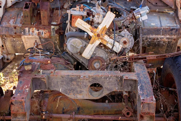 Arabadan paslı eski terk edilmiş bir kaporta altında yakın çekim