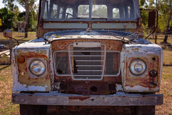 Eski bir terk edilmiş ve paslı araba önü yakın çekim