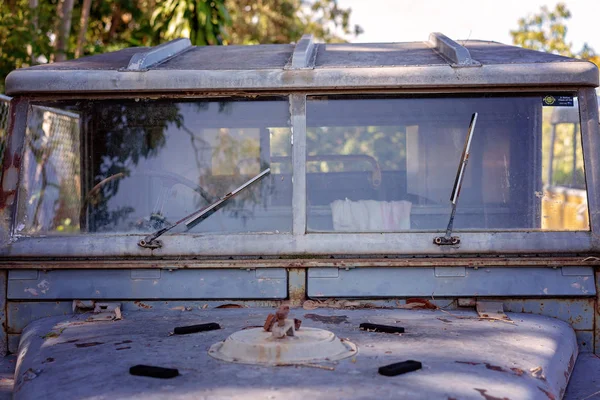 Primer Plano Del Exterior Viejo Coche Oxidado Abandonado — Foto de Stock