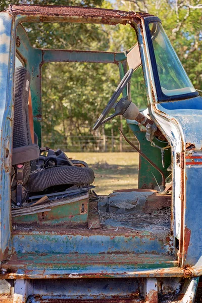 Zbliżenie Wnętrze Stary Opuszczony Samochód Rozbity Zardzewiałe — Zdjęcie stockowe