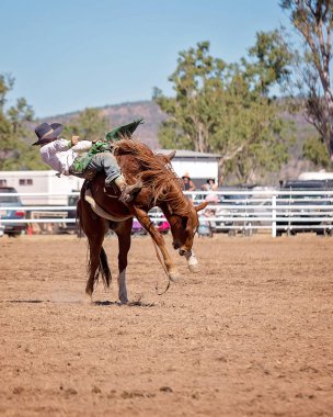 Kovboy rodeo rekabet Avustralya'da bir bucking bronc Binicilik