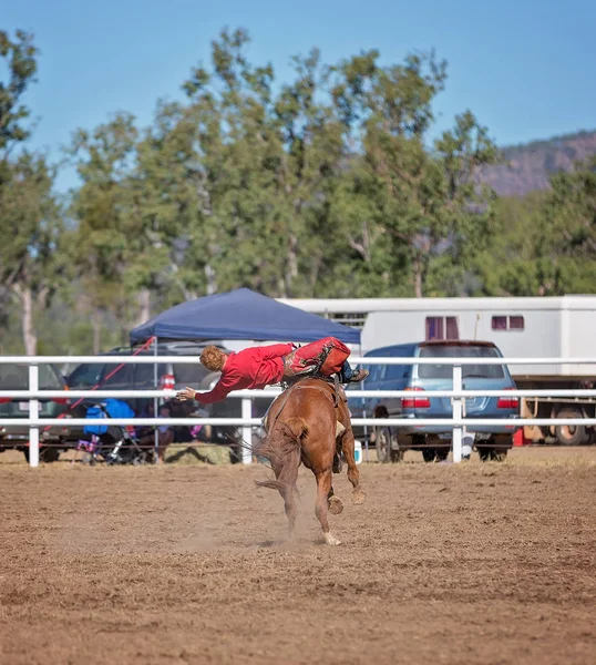 Cowboy Berijden Van Een Bucking Bronc Paard Een Rodeo Competitie — Stockfoto