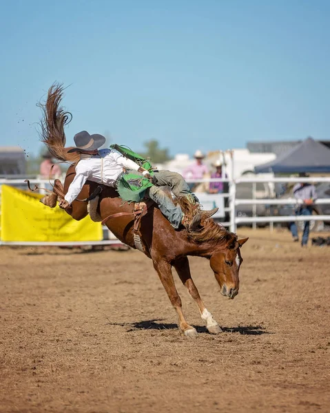 Cowboy Chevauchant Cheval Bronc Bucking Dans Une Compétition Rodéo Australie — Photo