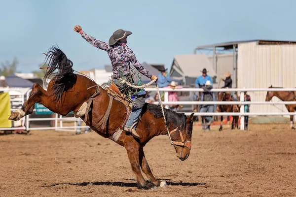 Cowboy Chevauchant Cheval Bronc Bucking Dans Une Compétition Rodéo Australie — Photo