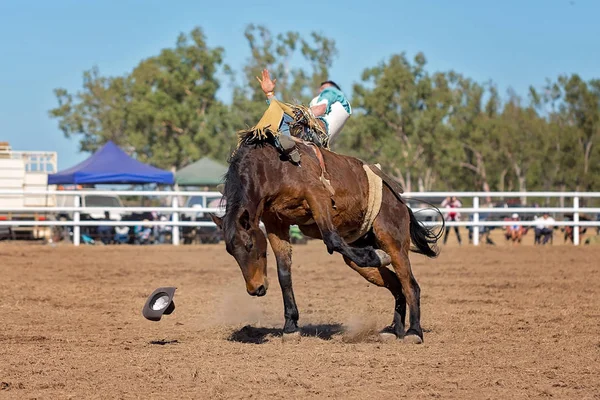 Kovboj Koni Vzpínajícího Koně Bronc Soutěži Rodeo Austrálii — Stock fotografie